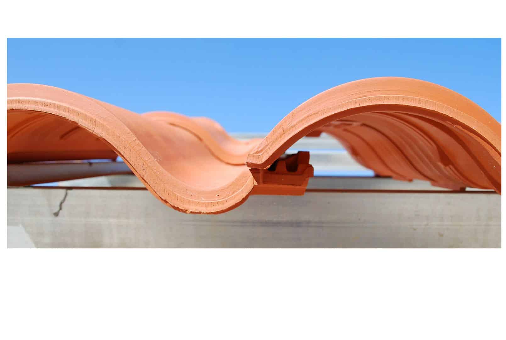 Diseño y altas prestaciones se unen en Klinker Hydra, la teja de cerámica mixta de Cobert