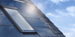 Integrar paneles solares fotovoltaicos en la cubierta inclinada de un edificio supone un importante ahorro por vivienda