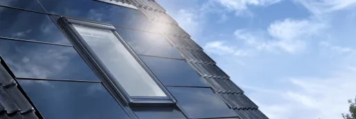 Integrar paneles solares fotovoltaicos en la cubierta inclinada de un edificio supone un importante ahorro por vivienda