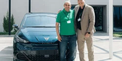 simon entrega cupra born al ganador de promocion