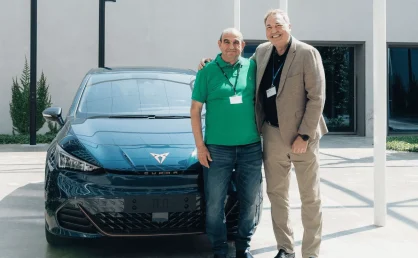 Simon hace entrega oficial del CUPRA Born 100% eléctrico al ganador de su promoción