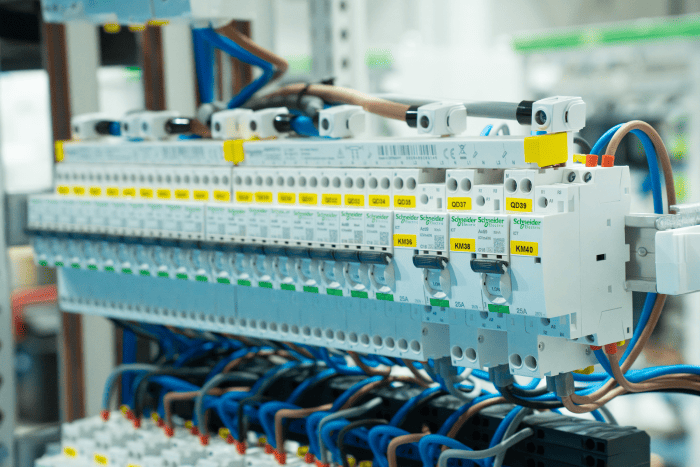 interruptores automaticos con proteccion diferencial schneider